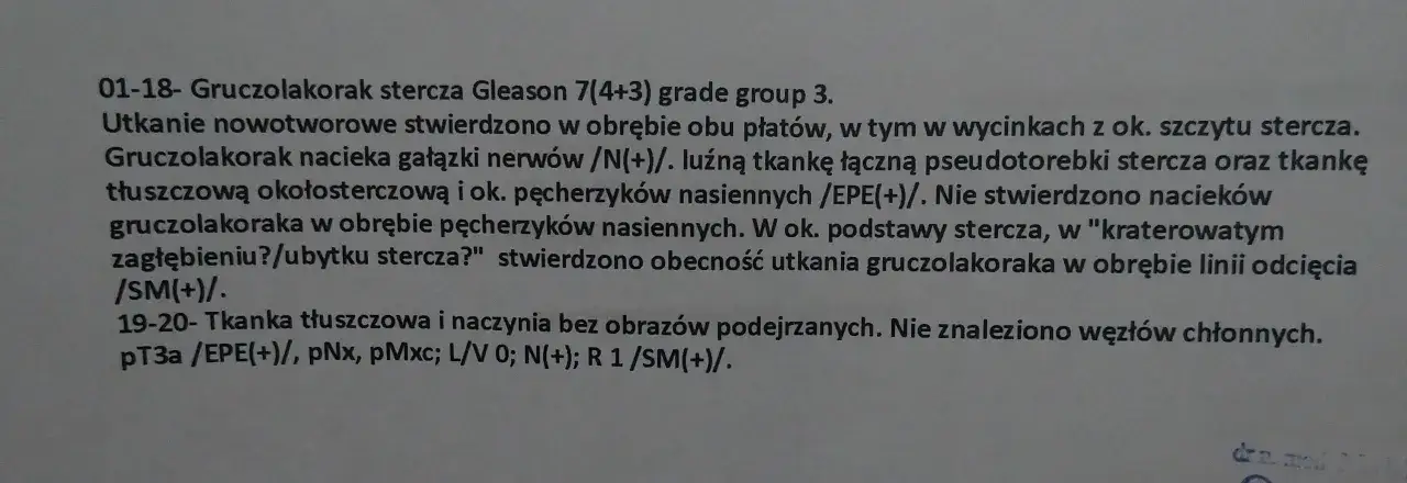 Patomorfolog opisał gruczolakoraka stercza Gleason 7(4+3). Stwierdzono naciekanie nerwów i tkanki tłuszczowej.