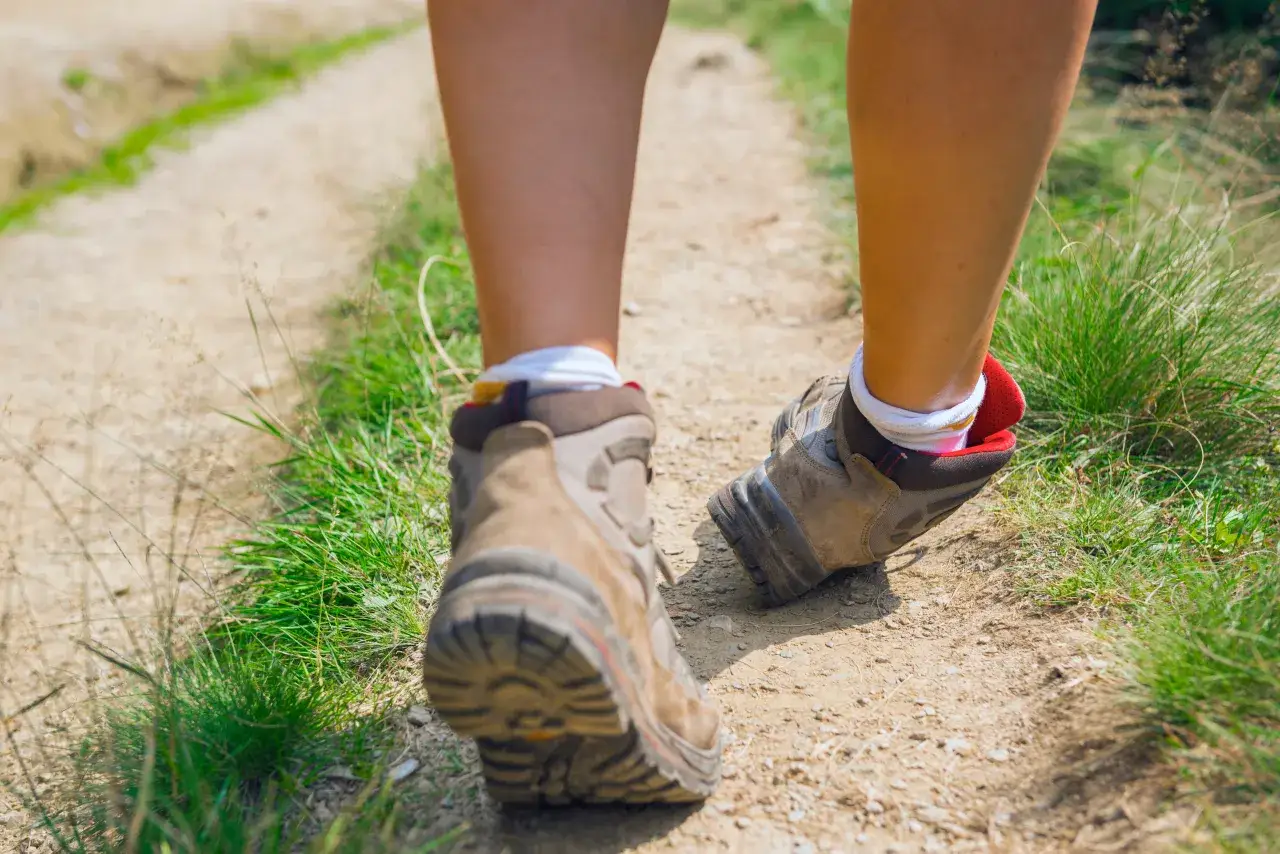 Zdjęcie Jakie buty po skręceniu kostki - wybierz obuwie, które wspiera rehabilitację